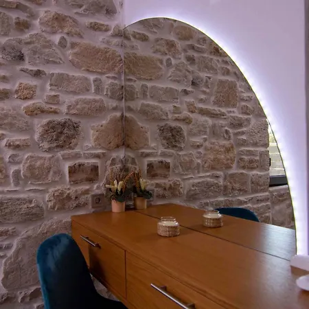 Mirabilia Family House